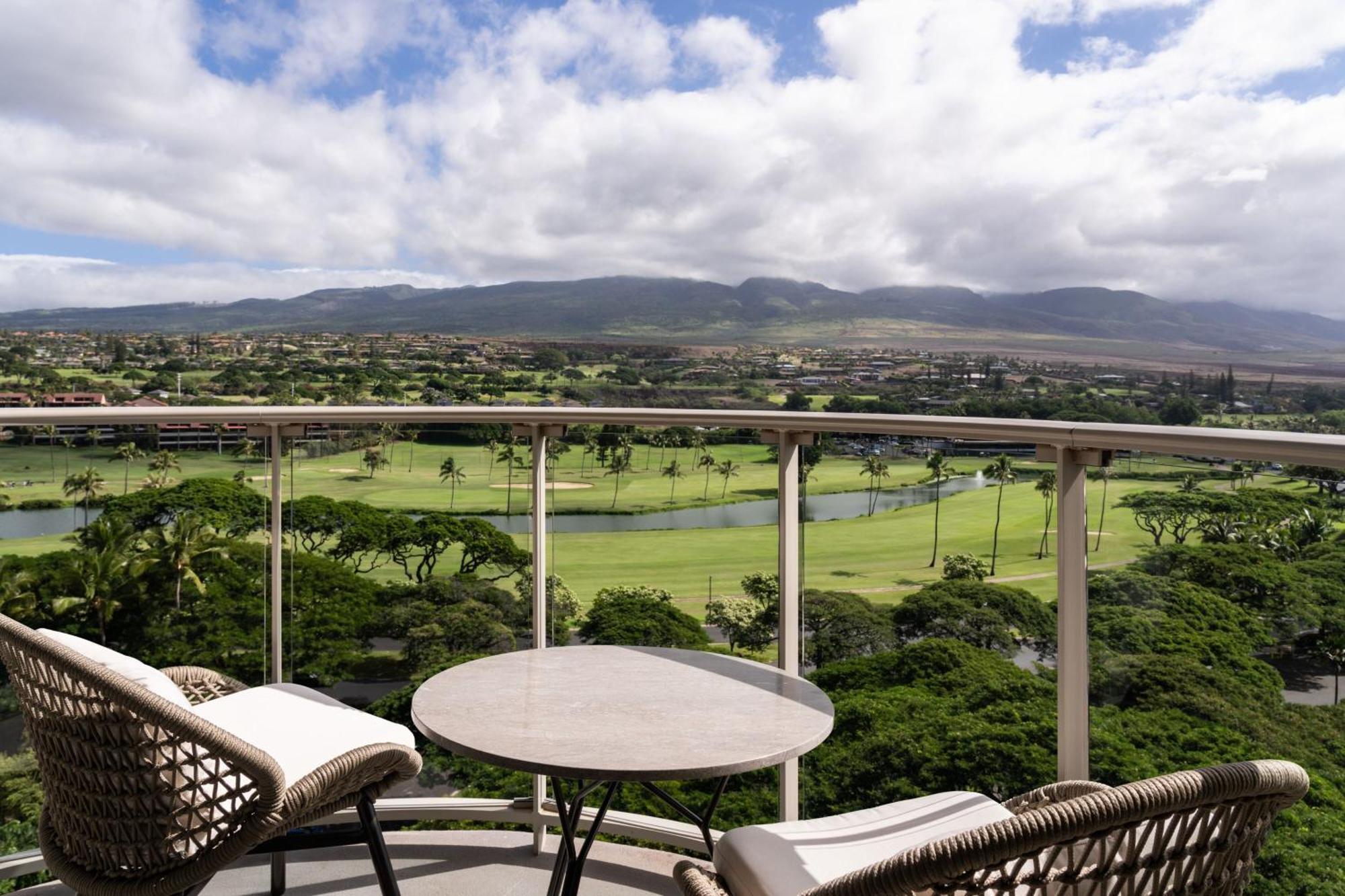 Kukahi - Zimmer mit Kingsize-Bett und Blick auf das Premium Resort