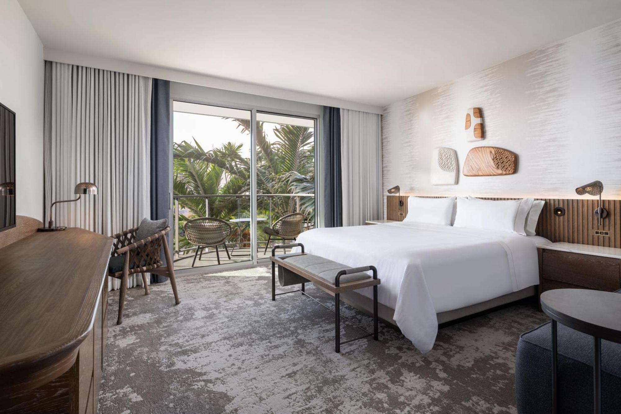 Kukahi - Zimmer mit Kingsize-Bett und Blick auf Aina